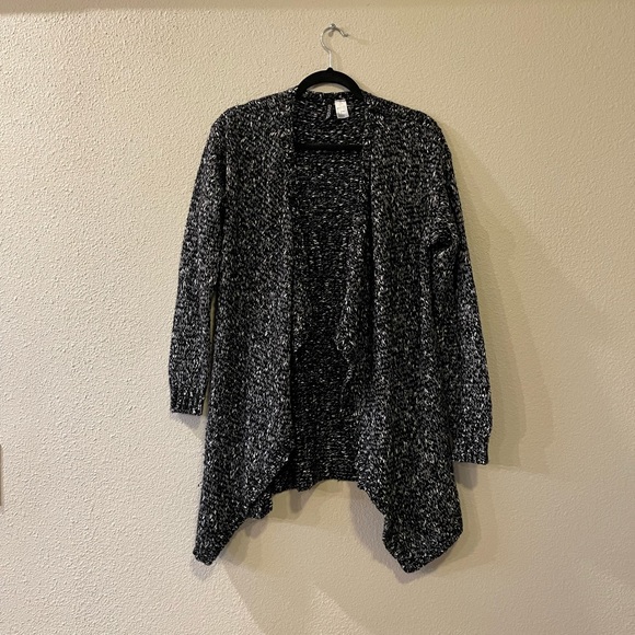 H&M Divided Black And White Waterfall Cardigan Size Medium - Picture 3 of 10